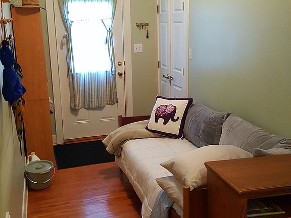 3rd image of 418 E Woodlawn Ave