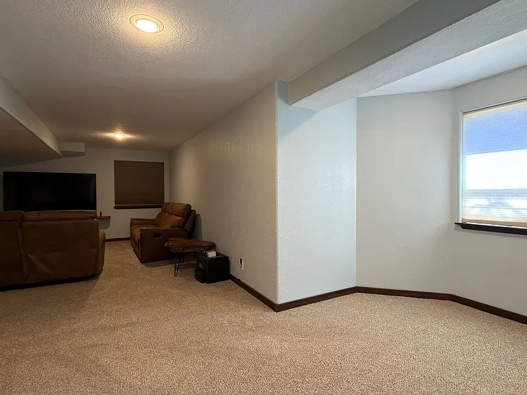 296 Sloan Dr — Photo 33