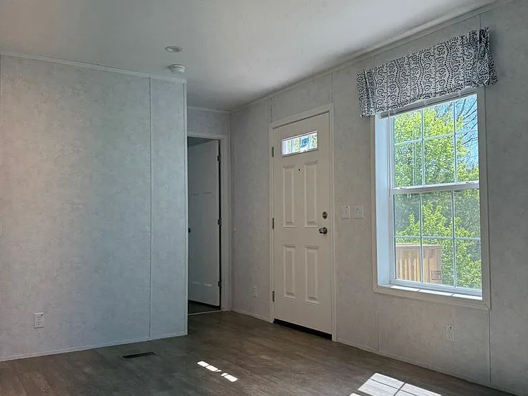 465-1 Royal Manor Rd — Photo 3