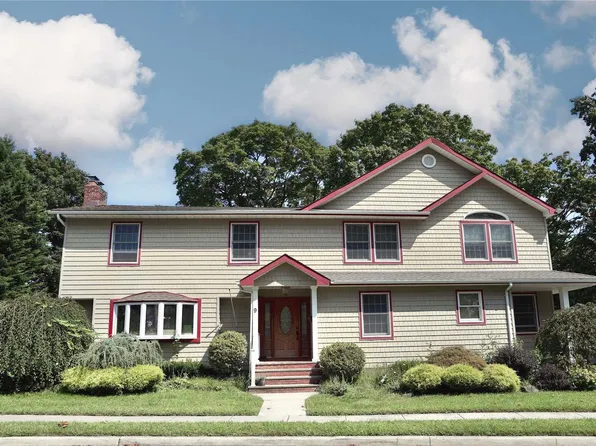 9 Azalea Ct, Farmingdale, NY 11735