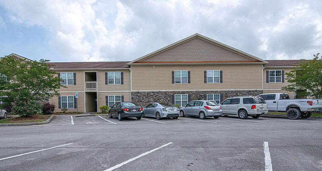 3 bed, 1251 sqft, $1,300 — Photo 1