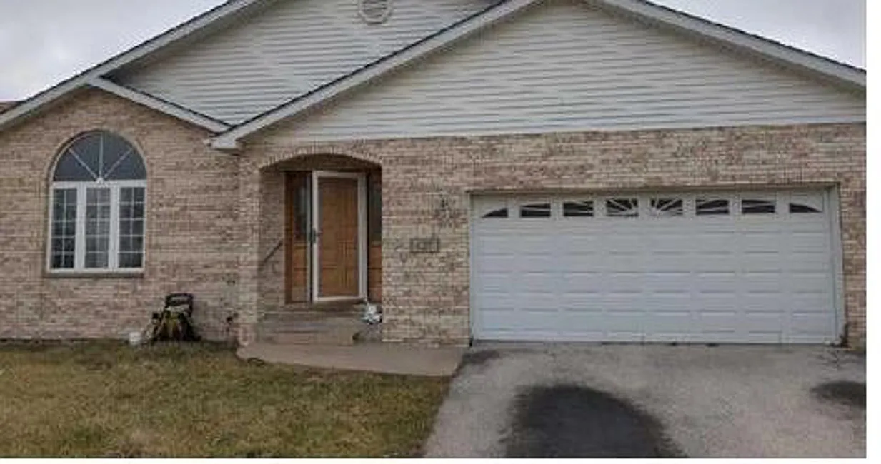 627 Clover Ln photo 1