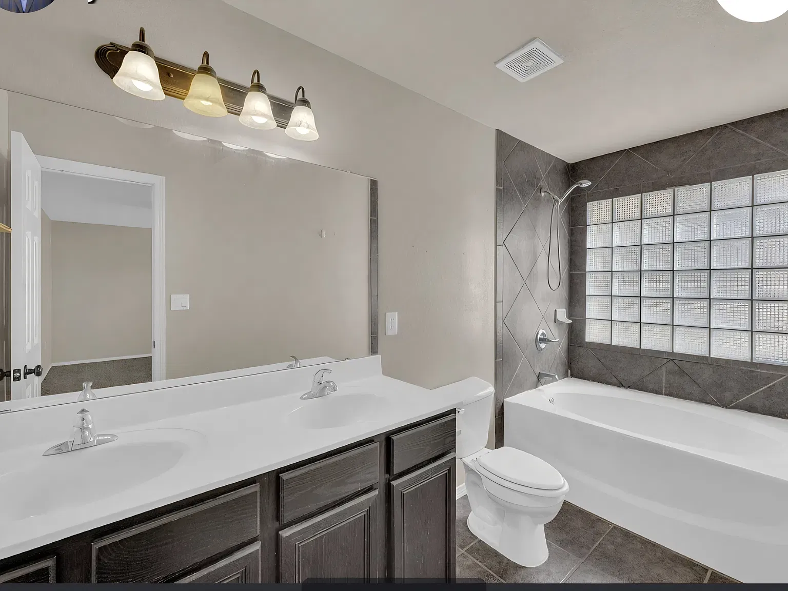 3 bed, 1648 sqft, $1,665 — Photo 3