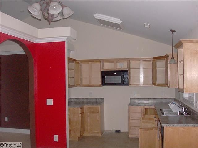 2nd image of 3253 Ridge Hollow Dr