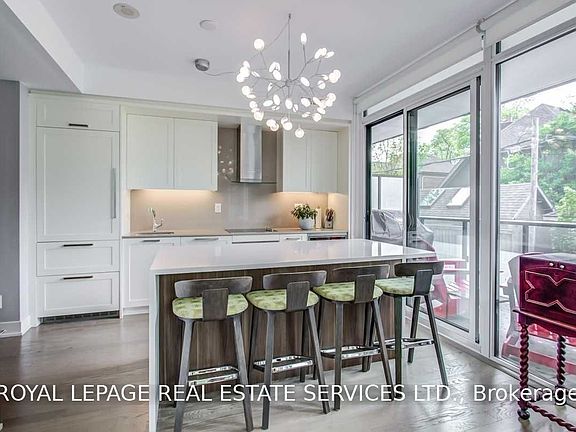 3rd image of 3018 Yonge St #202