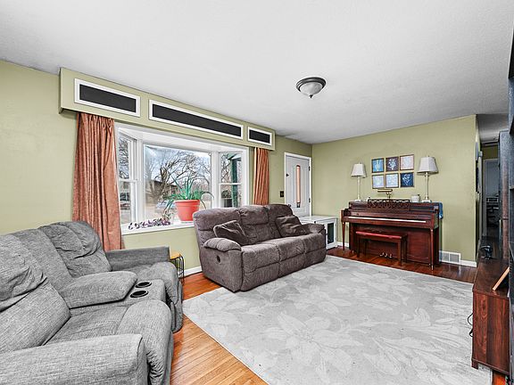 4th image of 2347 Hawthorne Ct
