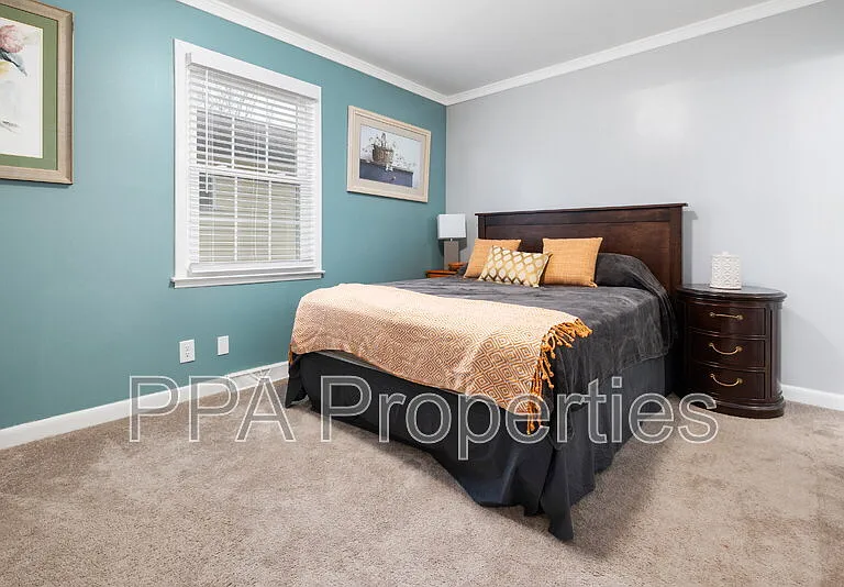 2404 Francis St — Photo 3