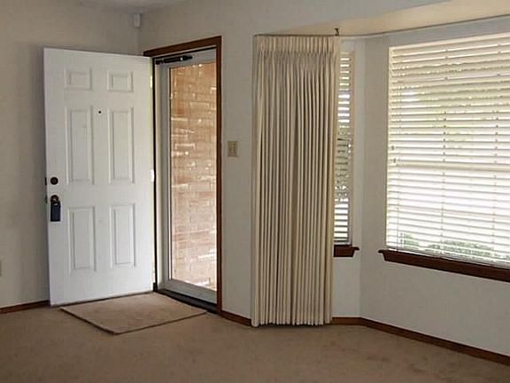 5th image of 402 Beacon Ave