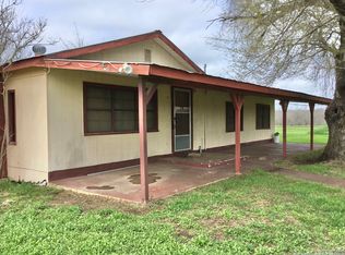 2821 County Road 5710, Devine, TX 78016