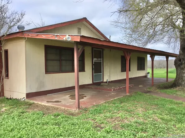 2821 COUNTY ROAD 5710, Devine, TX 78016