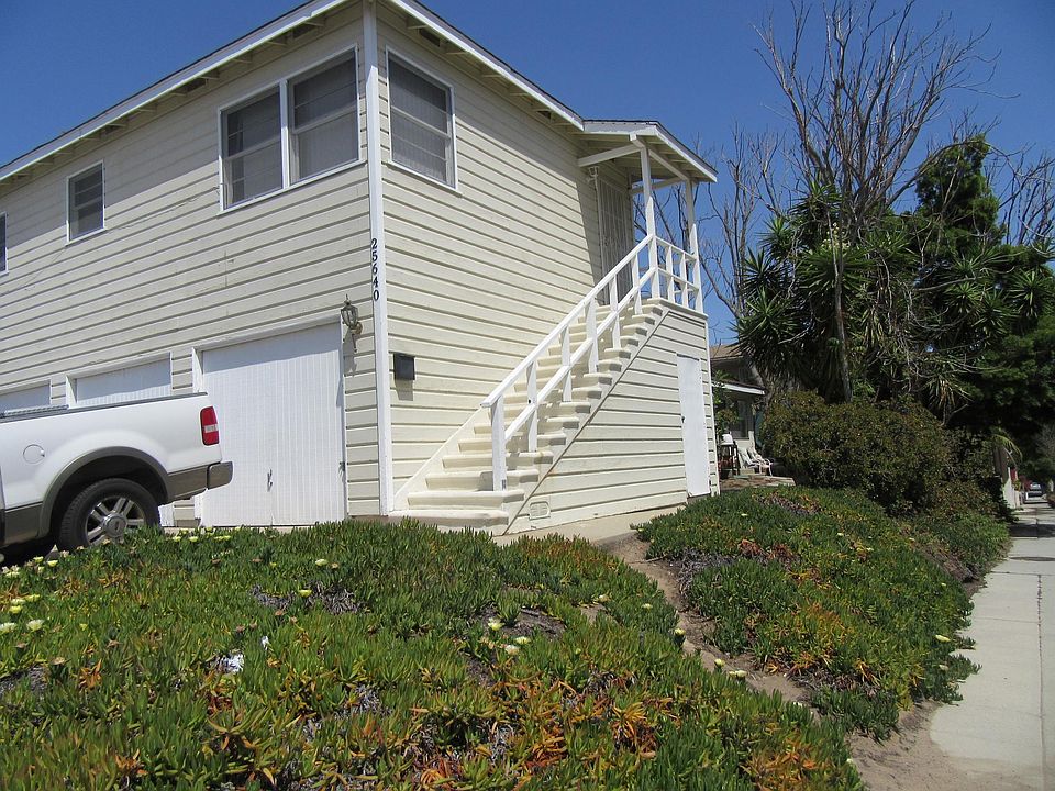 STAIRCASE LEADING TO THE UPSTAIRS UNIT