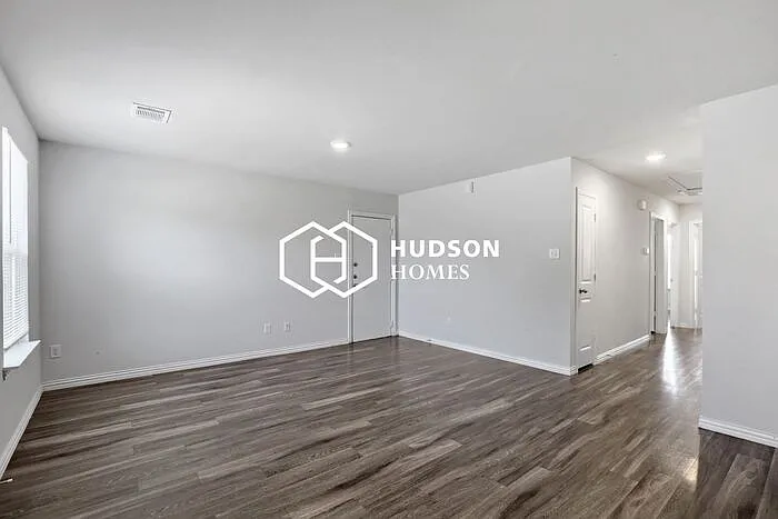 3 bed, 2.0 bath, 876 sqft, $975 — Photo 4