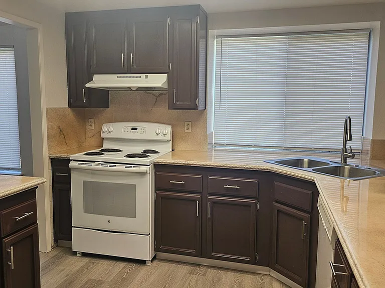 385 Portsmouth Ave — Photo 16