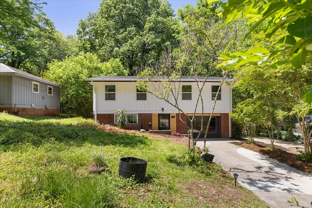 4 bed, 1833 sqft, $2,800 — Photo 1