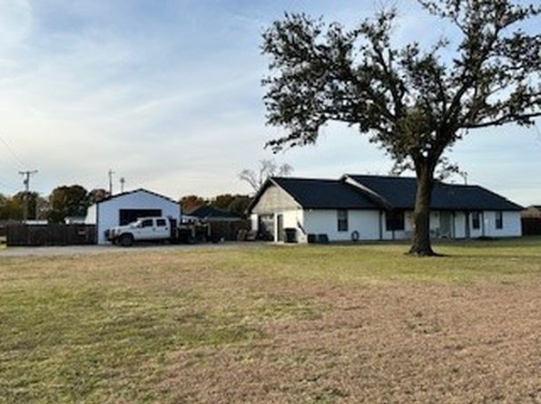 700 Arapaho Dr, Tioga, TX 76271