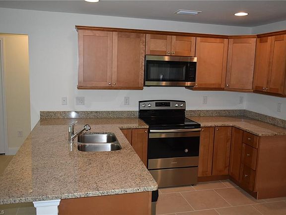 3rd image of 964 Iris St E