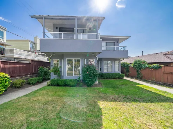 215 W 18th St, North Vancouver, BC V7M 1W7