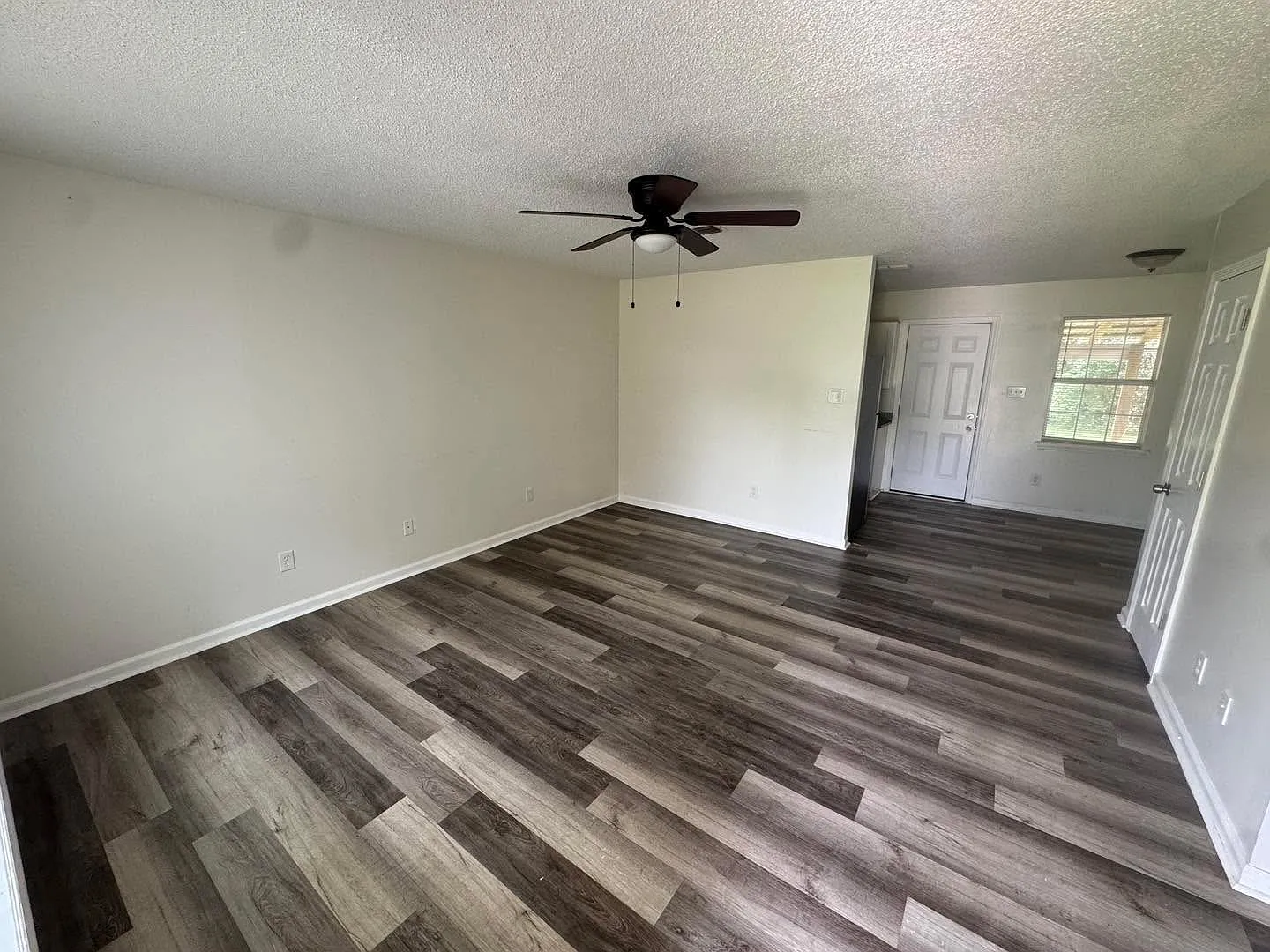 3 bed, $1,325 — Photo 2