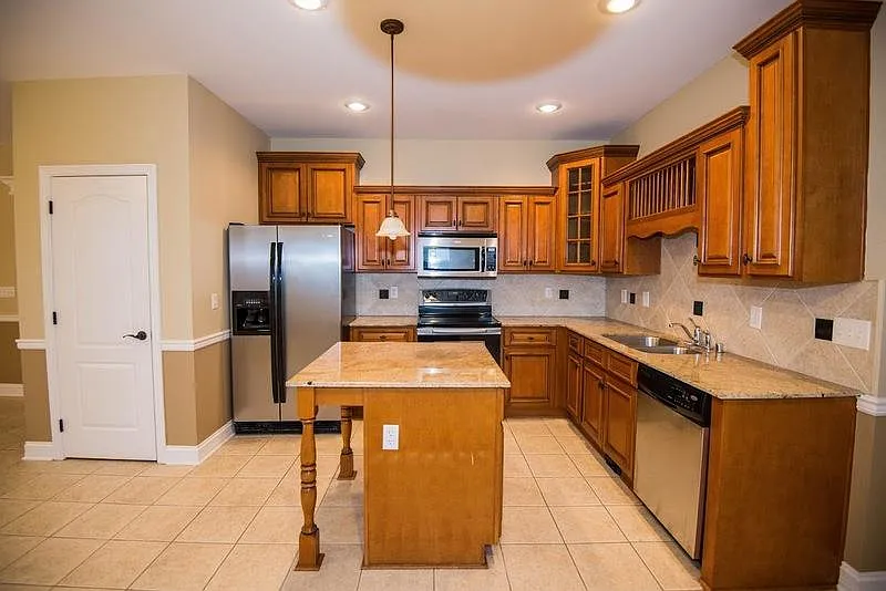 3 bed, 3.5 bath, 3340 sqft, $2,300 — Photo 3