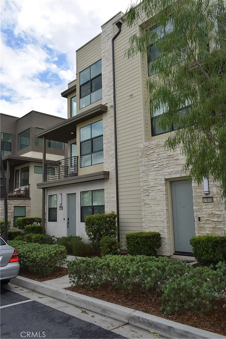 2 bed, 2.5 bath, 1277 sqft, $2,950 — Photo 2