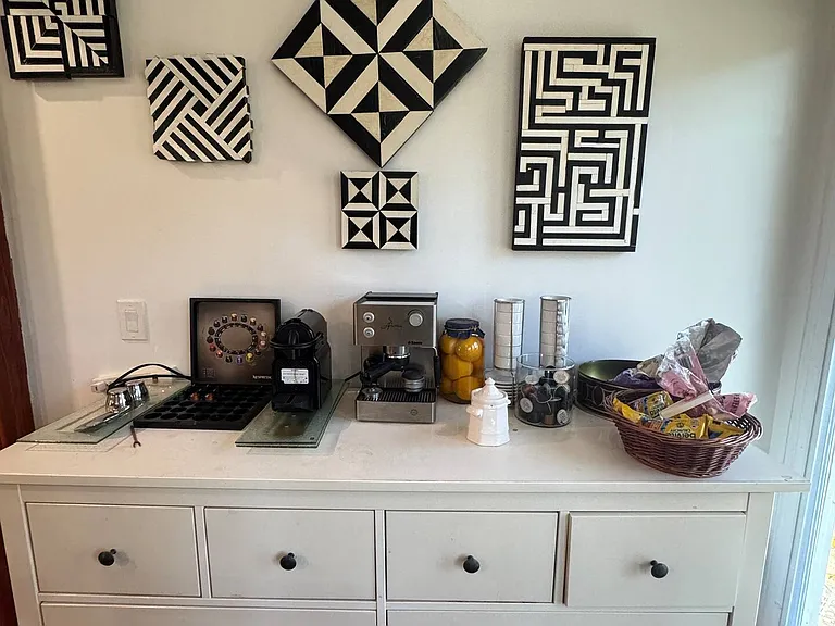 Fully furnished breakfast area