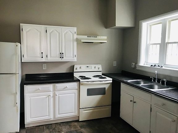 3rd image of 229 E Chestnut St #1