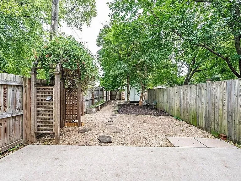513 S Laurel St — Photo 24