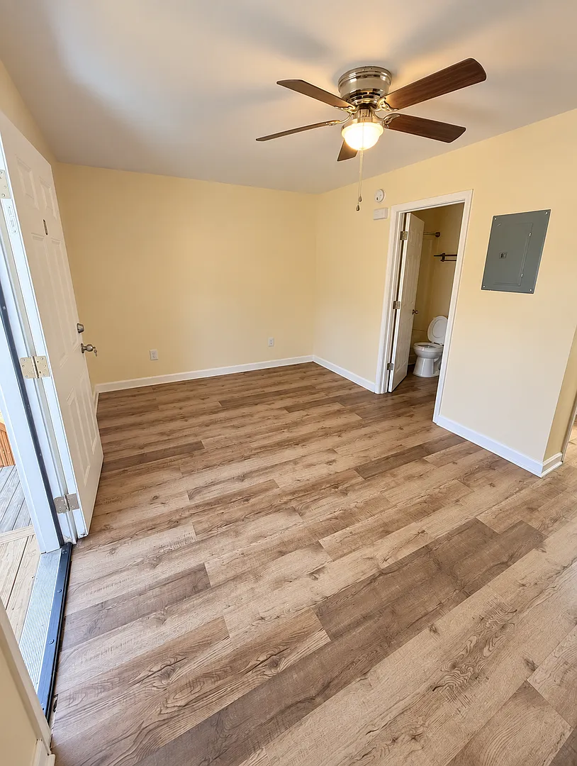 403 Vienna St — Photo 2
