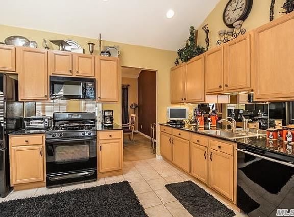 3rd image of 72 Constantine Way