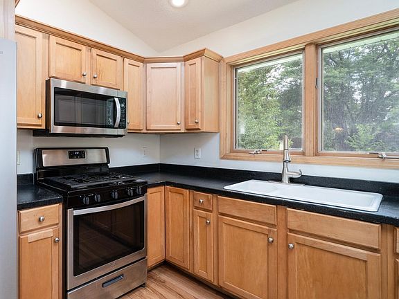 2nd image of 2570 Sylvan St
