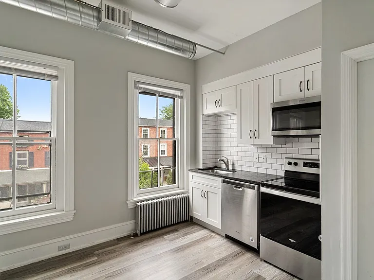 201 W Barnard St — Photo 1
