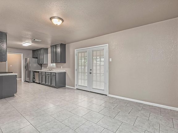 3rd image of 3302 Shady Hill Dr