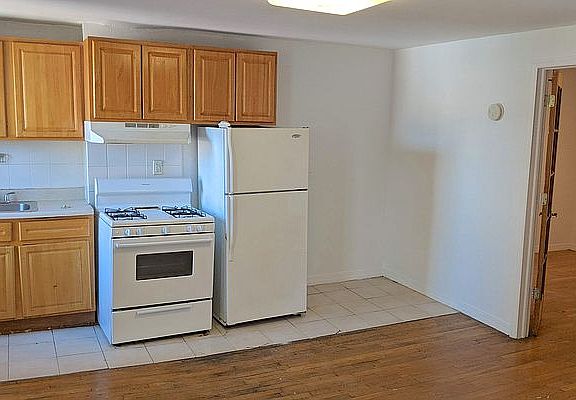 2nd image of 933A Pacific St APT 3