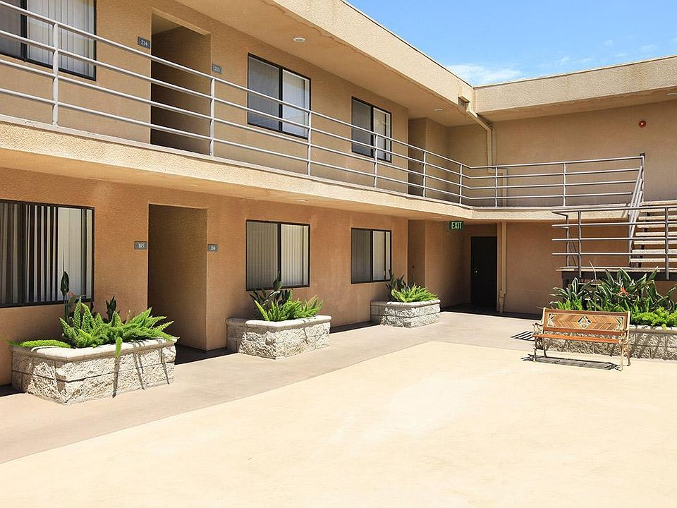 1st image of 6210 Woodman Ave #102