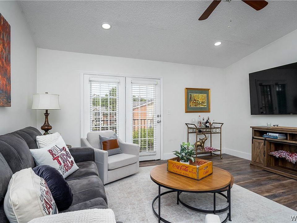 1st image of 120 15th St E APT 219