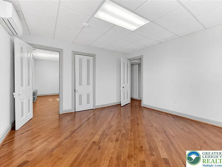401 W Broad St — Photo 24