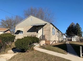 909 Circle Dr, Manitowoc, WI 54220