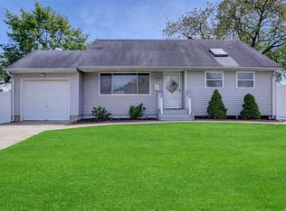 18 Rutledge St, Brentwood, NY 11717