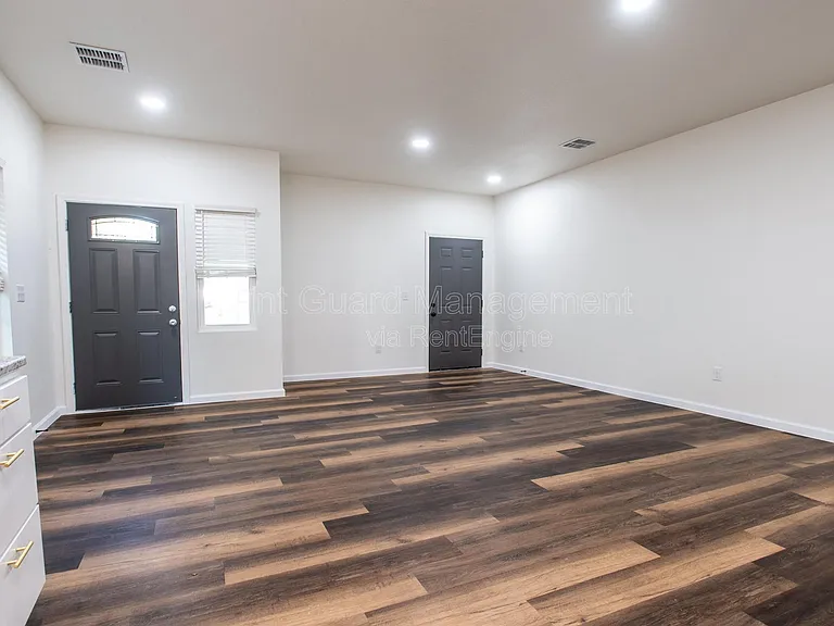 315 S Green St — Photo 7