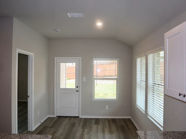 5552 Rollins Dr — Photo 8