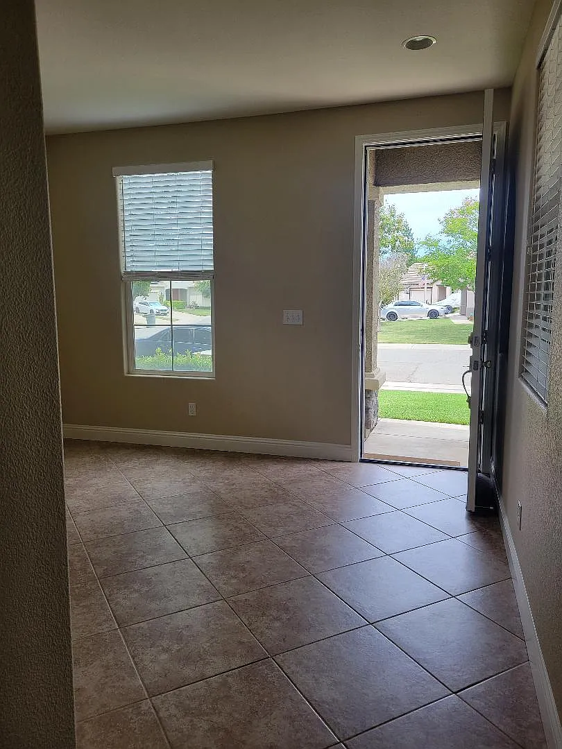 3 bed, 1599 sqft, $2,700 — Photo 2