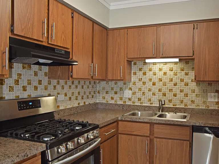 15 E Maple St — Photo 3
