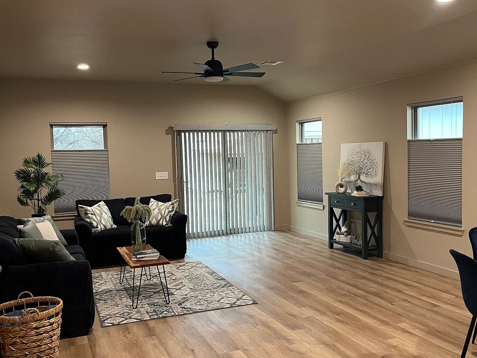 907 Cottonwood Ct — Photo 3
