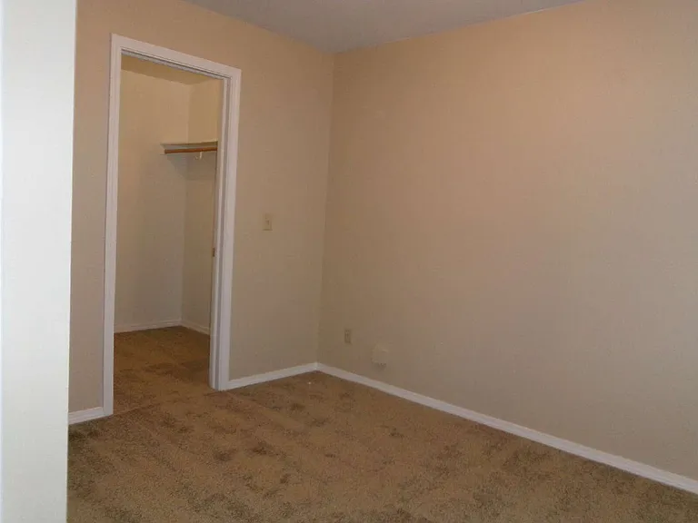 2429 E Monument St — Photo 24