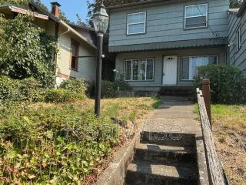 1639 SE Main St #1