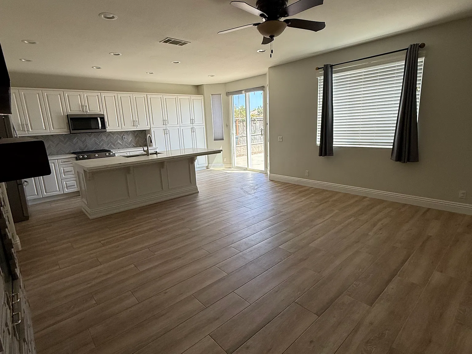 3 bed, 2200 sqft, $5,500 — Photo 3