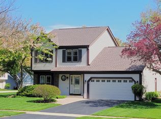 611 Thackeray Ln, Fox River Grove, IL 60021