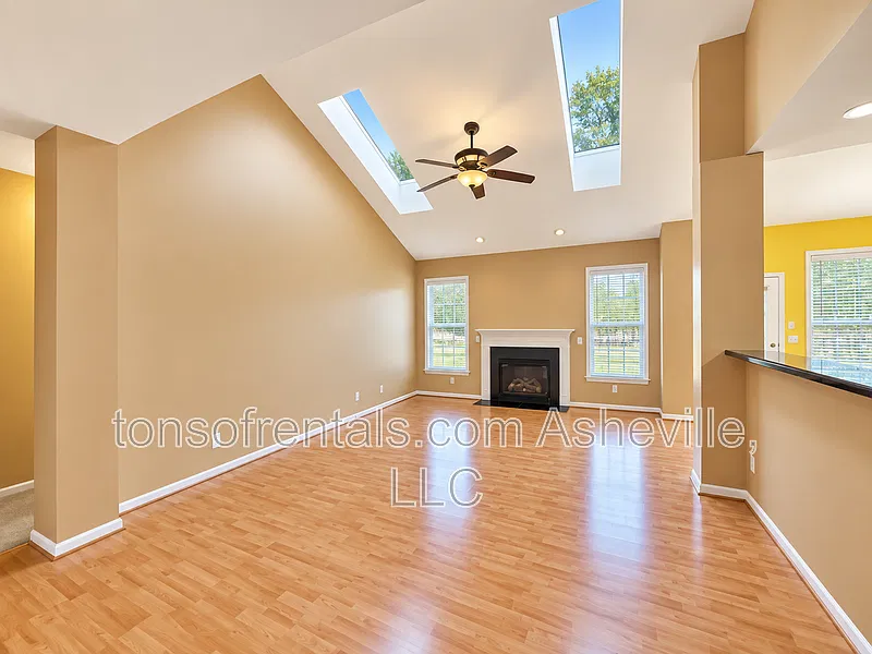3 bed, 2.0 bath, 2350 sqft, $2,795 — Photo 3