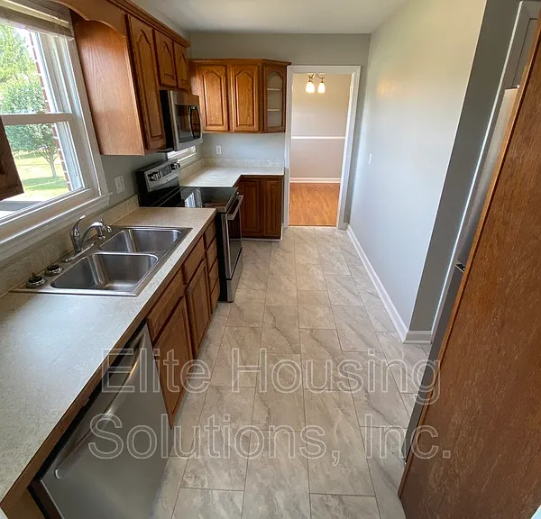 890 N 10th St — Photo 3