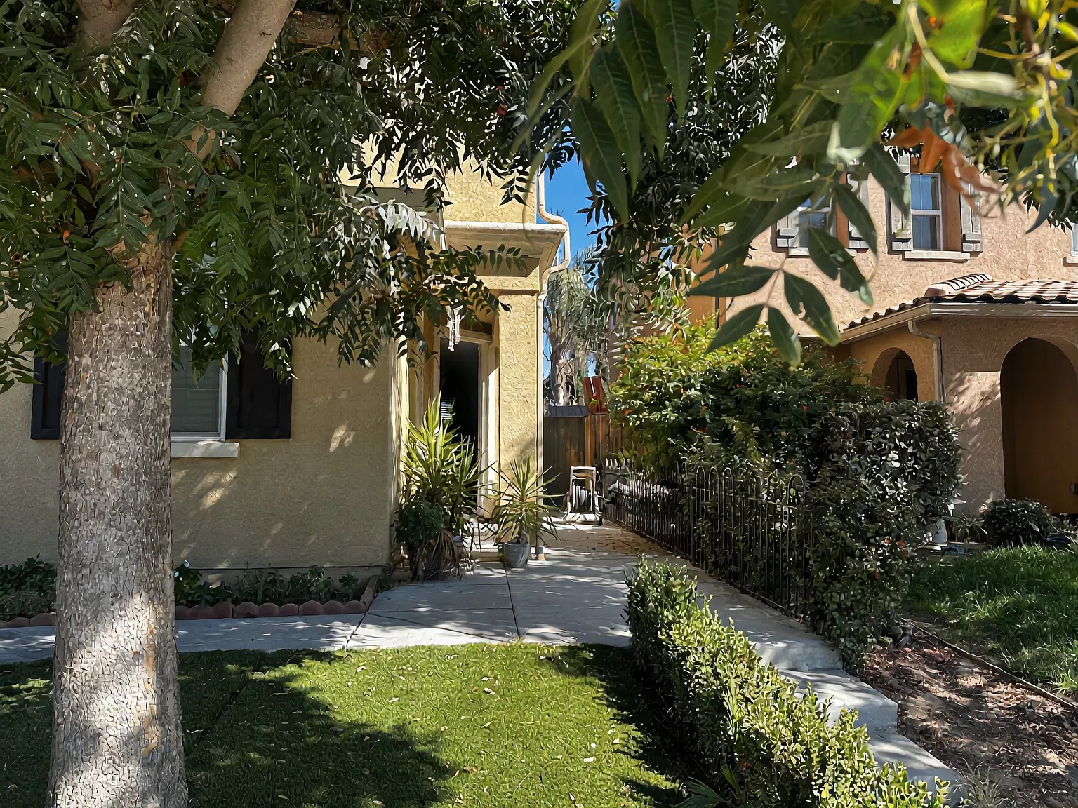 5 bed, 2128 sqft, $2,900 — Photo 3